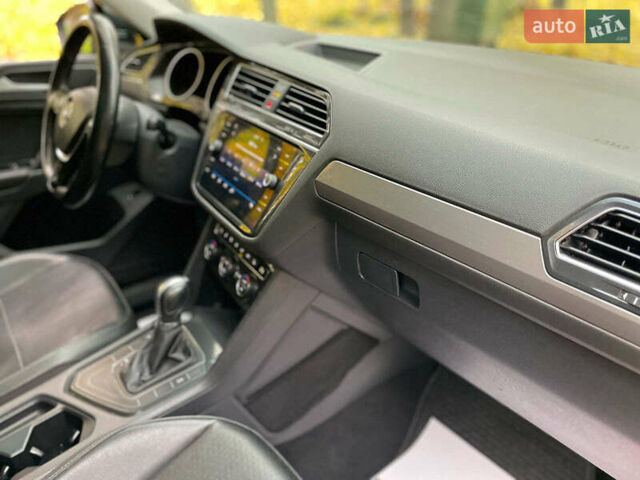 Серый Фольксваген Тигуан, объемом двигателя 2 л и пробегом 205 тыс. км за 16940 $, фото 41 на Automoto.ua