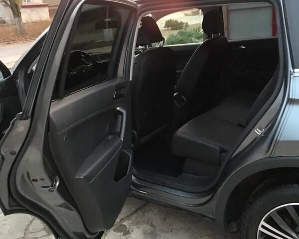 Серый Фольксваген Тигуан, объемом двигателя 2 л и пробегом 75 тыс. км за 20000 $, фото 3 на Automoto.ua