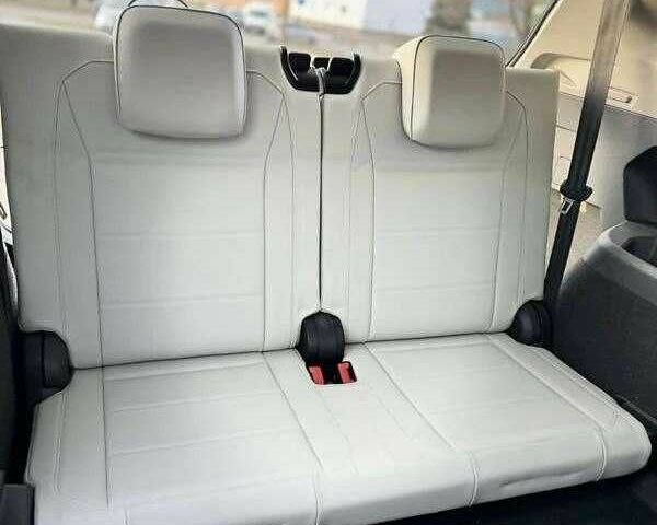 Серый Фольксваген Тигуан, объемом двигателя 2 л и пробегом 107 тыс. км за 16000 $, фото 6 на Automoto.ua