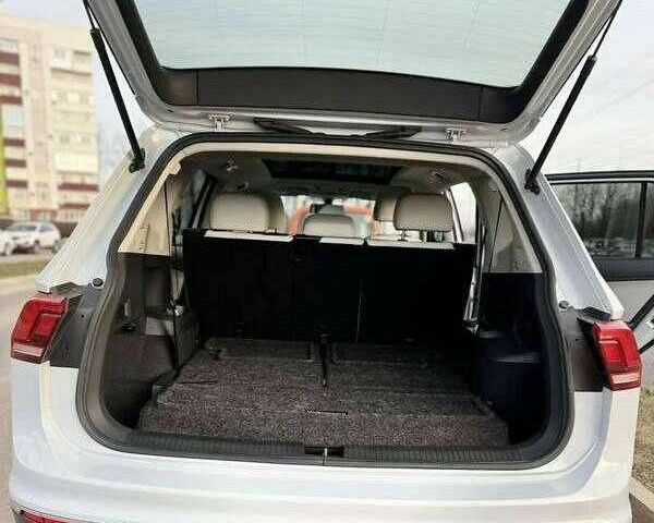 Серый Фольксваген Тигуан, объемом двигателя 2 л и пробегом 107 тыс. км за 16000 $, фото 3 на Automoto.ua