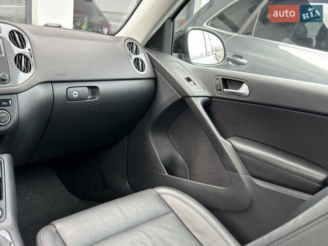 Серый Фольксваген Тигуан, объемом двигателя 2 л и пробегом 181 тыс. км за 15000 $, фото 11 на Automoto.ua