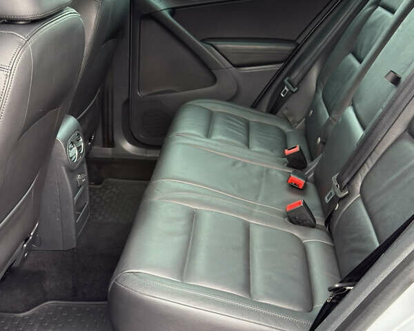 Серый Фольксваген Тигуан, объемом двигателя 2 л и пробегом 181 тыс. км за 15000 $, фото 13 на Automoto.ua