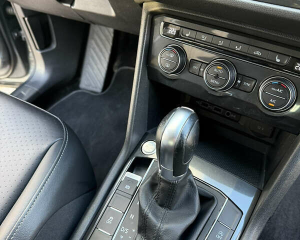 Серый Фольксваген Тигуан, объемом двигателя 2 л и пробегом 240 тыс. км за 14999 $, фото 25 на Automoto.ua