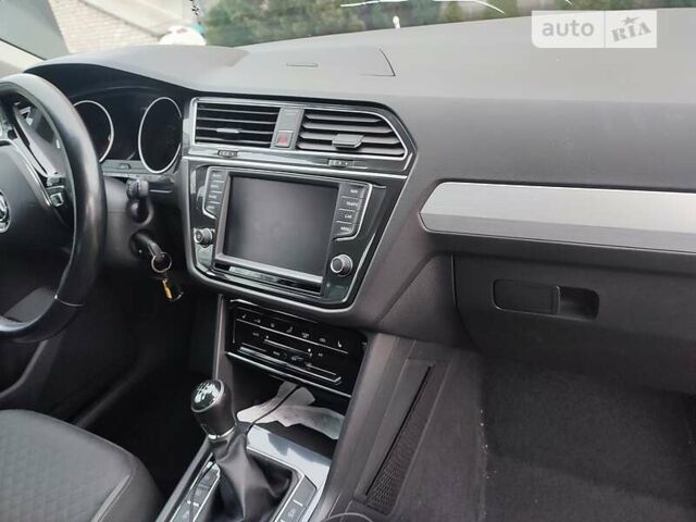 Серый Фольксваген Тигуан, объемом двигателя 2 л и пробегом 194 тыс. км за 25000 $, фото 3 на Automoto.ua