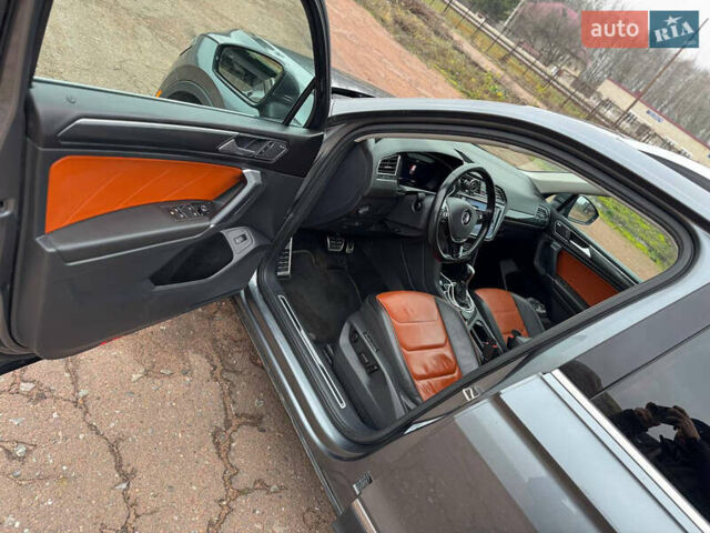 Серый Фольксваген Тигуан, объемом двигателя 2 л и пробегом 254 тыс. км за 17999 $, фото 14 на Automoto.ua