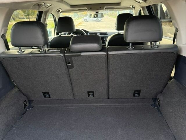 Серый Фольксваген Тигуан, объемом двигателя 2 л и пробегом 147 тыс. км за 17500 $, фото 3 на Automoto.ua