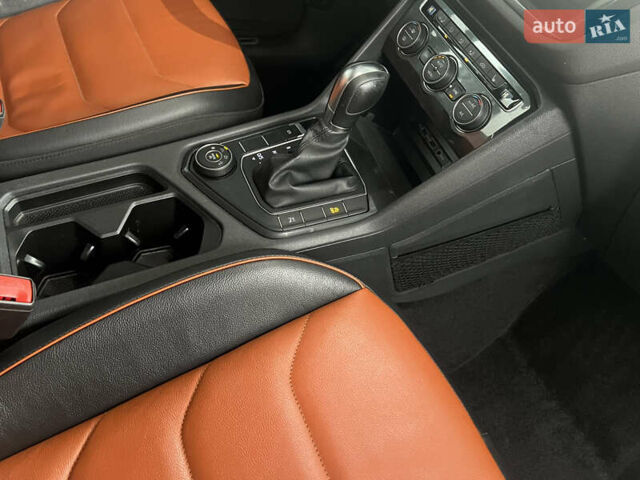 Сірий Фольксваген Тігуан, об'ємом двигуна 2 л та пробігом 175 тис. км за 19300 $, фото 19 на Automoto.ua