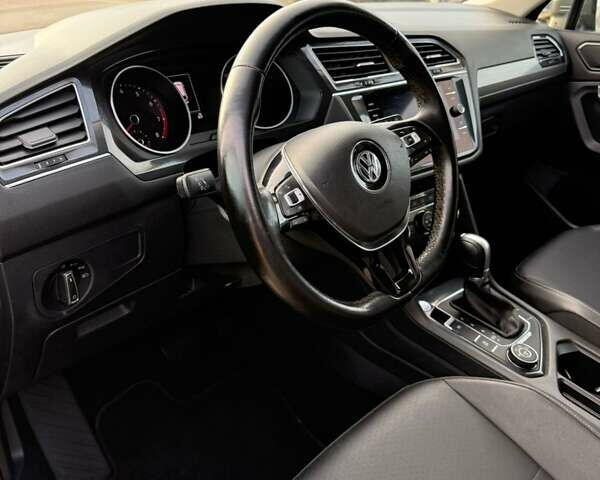 Серый Фольксваген Тигуан, объемом двигателя 2 л и пробегом 147 тыс. км за 17500 $, фото 13 на Automoto.ua