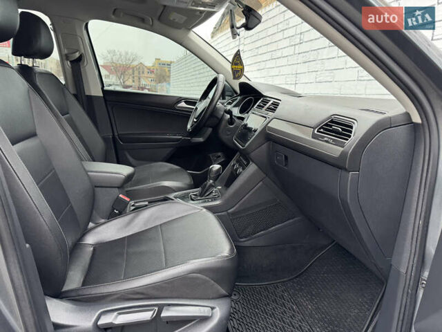 Серый Фольксваген Тигуан, объемом двигателя 2 л и пробегом 187 тыс. км за 18500 $, фото 27 на Automoto.ua