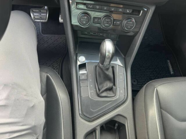 Сірий Фольксваген Тігуан, об'ємом двигуна 2 л та пробігом 38 тис. км за 9000 $, фото 11 на Automoto.ua