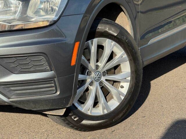 Сірий Фольксваген Тігуан, об'ємом двигуна 0 л та пробігом 130 тис. км за 402 $, фото 3 на Automoto.ua