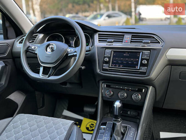 Серый Фольксваген Тигуан, объемом двигателя 2 л и пробегом 190 тыс. км за 17700 $, фото 16 на Automoto.ua