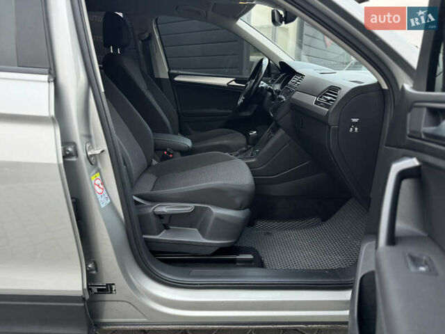 Серый Фольксваген Тигуан, объемом двигателя 2 л и пробегом 248 тыс. км за 21500 $, фото 25 на Automoto.ua