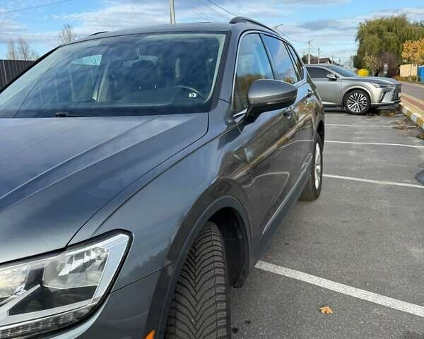 Серый Фольксваген Тигуан, объемом двигателя 2 л и пробегом 147 тыс. км за 17500 $, фото 1 на Automoto.ua