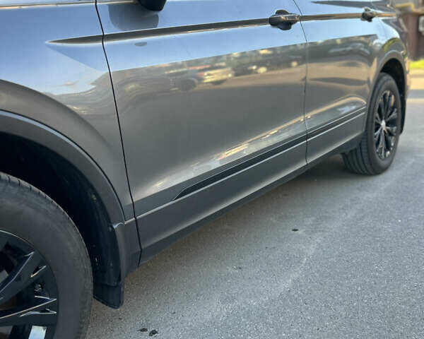 Сірий Фольксваген Тігуан, об'ємом двигуна 1.98 л та пробігом 145 тис. км за 17800 $, фото 27 на Automoto.ua