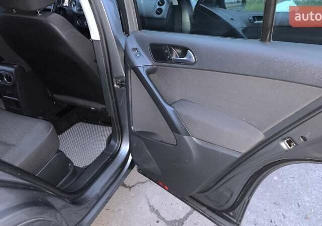 Серый Фольксваген Тигуан, объемом двигателя 1.98 л и пробегом 96 тыс. км за 12500 $, фото 16 на Automoto.ua