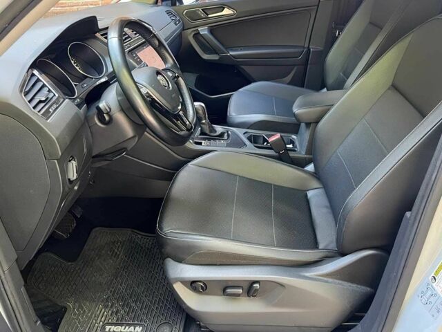 Серый Фольксваген Тигуан, объемом двигателя 2 л и пробегом 32 тыс. км за 9000 $, фото 7 на Automoto.ua