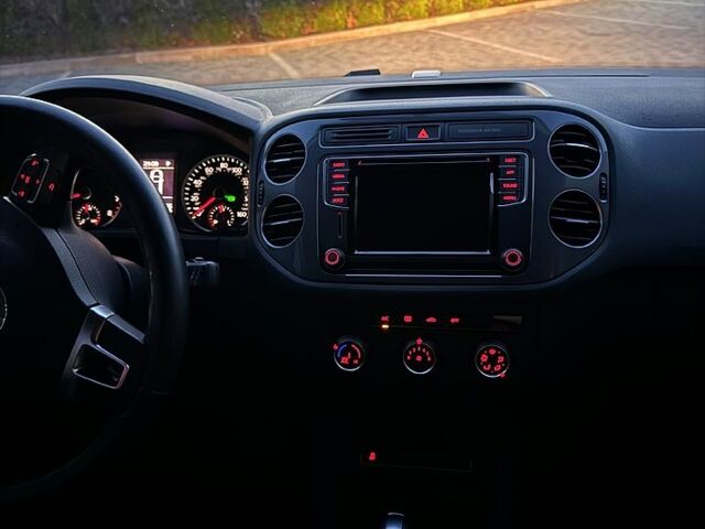 Серый Фольксваген Тигуан, объемом двигателя 2 л и пробегом 212 тыс. км за 13800 $, фото 2 на Automoto.ua