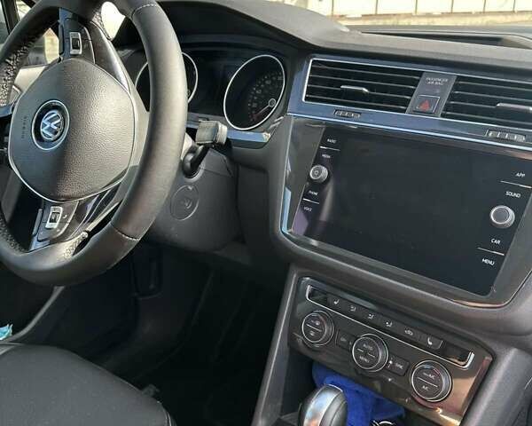 Сірий Фольксваген Тігуан, об'ємом двигуна 1.98 л та пробігом 300 тис. км за 16900 $, фото 8 на Automoto.ua