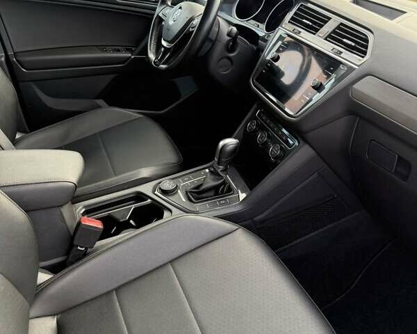 Серый Фольксваген Тигуан, объемом двигателя 2 л и пробегом 147 тыс. км за 17500 $, фото 10 на Automoto.ua