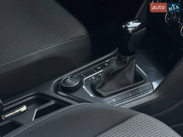 Серый Фольксваген Тигуан, объемом двигателя 2 л и пробегом 248 тыс. км за 21500 $, фото 27 на Automoto.ua