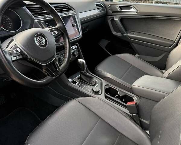 Серый Фольксваген Тигуан, объемом двигателя 2 л и пробегом 147 тыс. км за 17500 $, фото 12 на Automoto.ua