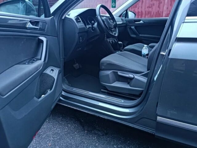 Серый Фольксваген Тигуан, объемом двигателя 2 л и пробегом 210 тыс. км за 21500 $, фото 3 на Automoto.ua