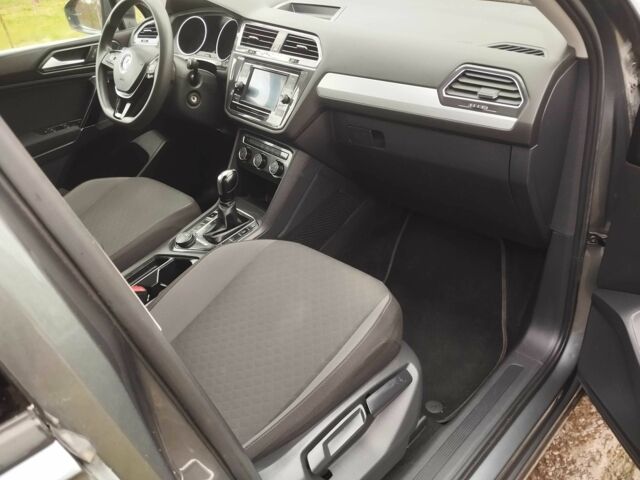 Серый Фольксваген Тигуан, объемом двигателя 2 л и пробегом 160 тыс. км за 16000 $, фото 11 на Automoto.ua