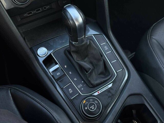 Сірий Фольксваген Тігуан, об'ємом двигуна 0 л та пробігом 130 тис. км за 402 $, фото 19 на Automoto.ua