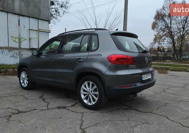 Серый Фольксваген Тигуан, объемом двигателя 1.98 л и пробегом 96 тыс. км за 12500 $, фото 4 на Automoto.ua