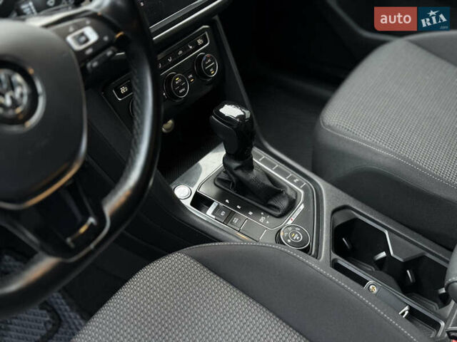 Серый Фольксваген Тигуан, объемом двигателя 2 л и пробегом 248 тыс. км за 21500 $, фото 43 на Automoto.ua