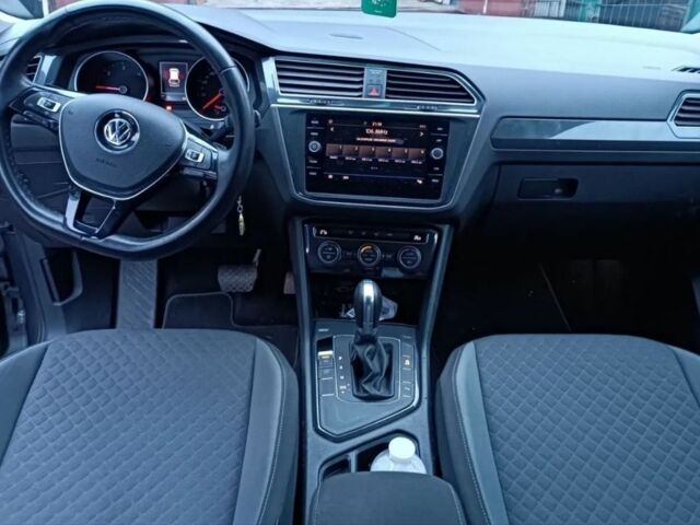 Серый Фольксваген Тигуан, объемом двигателя 2 л и пробегом 210 тыс. км за 21500 $, фото 4 на Automoto.ua