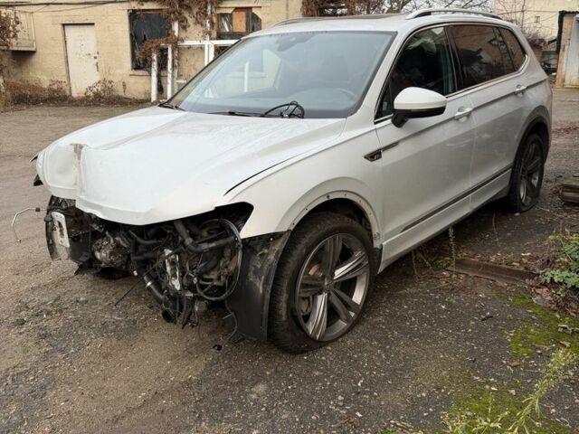 Сірий Фольксваген Тігуан, об'ємом двигуна 2 л та пробігом 144 тис. км за 10000 $, фото 2 на Automoto.ua