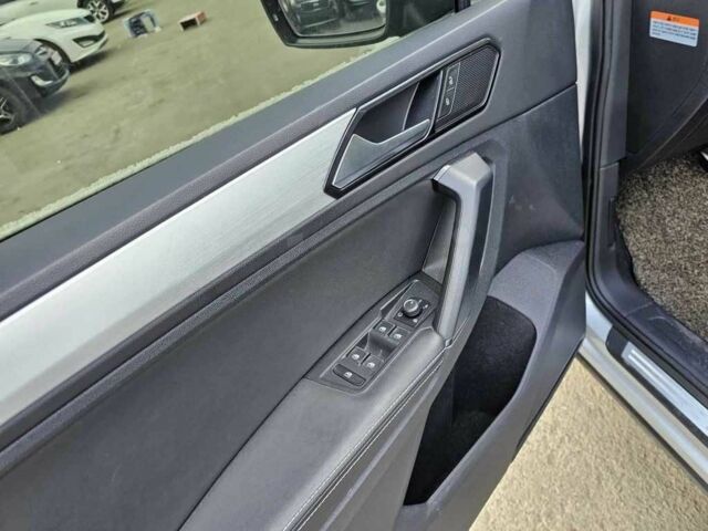 Серый Фольксваген Тигуан, объемом двигателя 2 л и пробегом 67 тыс. км за 20000 $, фото 8 на Automoto.ua