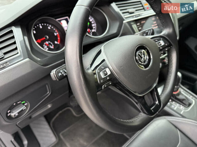 Серый Фольксваген Тигуан, объемом двигателя 2 л и пробегом 56 тыс. км за 24999 $, фото 52 на Automoto.ua