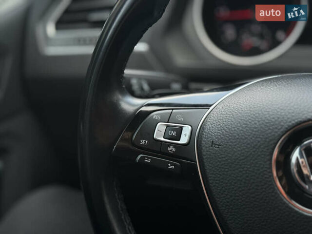 Серый Фольксваген Тигуан, объемом двигателя 2 л и пробегом 248 тыс. км за 21500 $, фото 49 на Automoto.ua