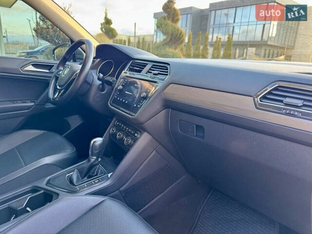 Серый Фольксваген Тигуан, объемом двигателя 2 л и пробегом 104 тыс. км за 20300 $, фото 31 на Automoto.ua