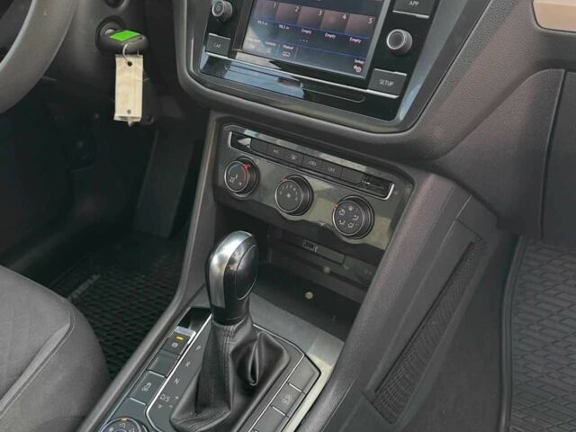 Серый Фольксваген Тигуан, объемом двигателя 2 л и пробегом 129 тыс. км за 17450 $, фото 6 на Automoto.ua