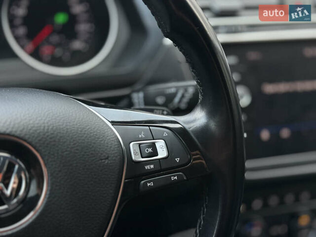 Серый Фольксваген Тигуан, объемом двигателя 2 л и пробегом 248 тыс. км за 21500 $, фото 50 на Automoto.ua