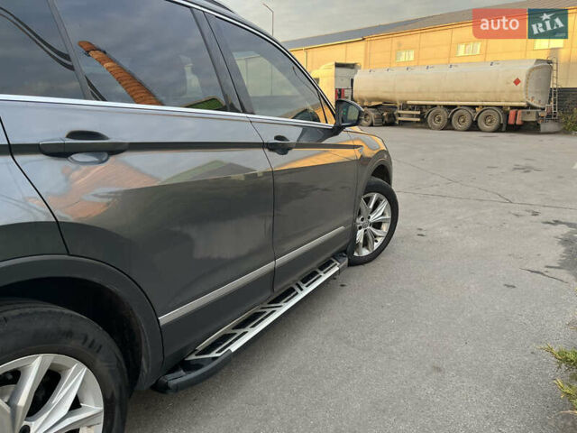 Сірий Фольксваген Тігуан, об'ємом двигуна 1.97 л та пробігом 145 тис. км за 27200 $, фото 3 на Automoto.ua