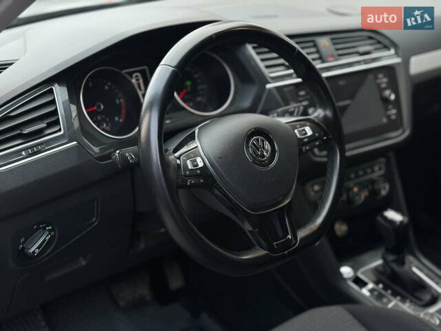 Серый Фольксваген Тигуан, объемом двигателя 2 л и пробегом 248 тыс. км за 21500 $, фото 44 на Automoto.ua