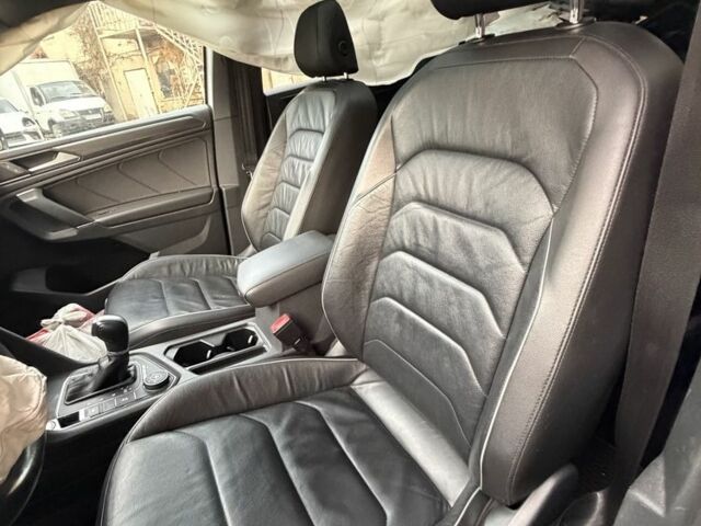 Сірий Фольксваген Тігуан, об'ємом двигуна 2 л та пробігом 144 тис. км за 10000 $, фото 5 на Automoto.ua