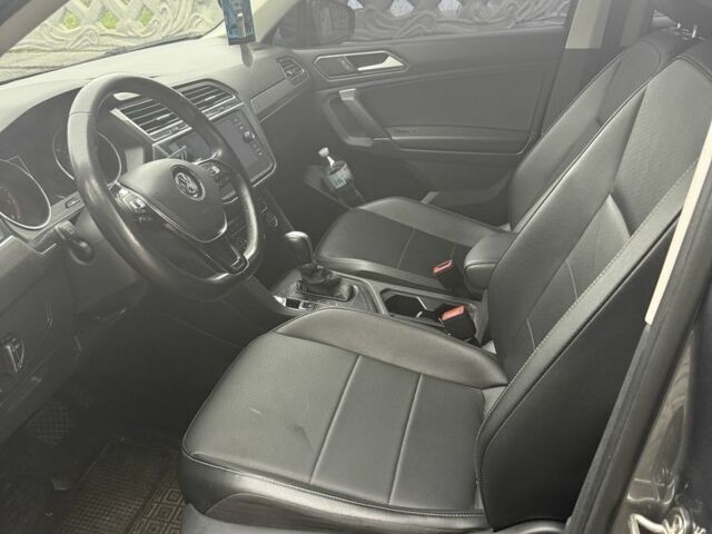 Серый Фольксваген Тигуан, объемом двигателя 2 л и пробегом 234 тыс. км за 15450 $, фото 2 на Automoto.ua