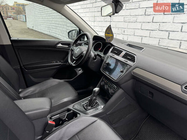 Серый Фольксваген Тигуан, объемом двигателя 2 л и пробегом 187 тыс. км за 18500 $, фото 28 на Automoto.ua