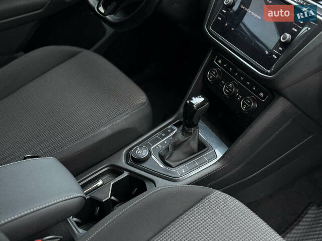 Серый Фольксваген Тигуан, объемом двигателя 2 л и пробегом 248 тыс. км за 21500 $, фото 26 на Automoto.ua