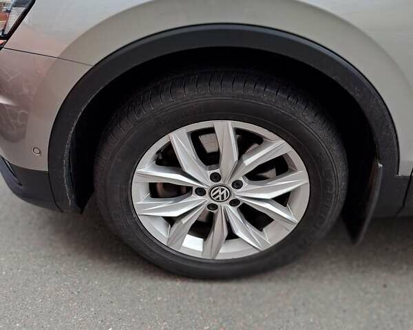 Сірий Фольксваген Тігуан, об'ємом двигуна 2 л та пробігом 77 тис. км за 30900 $, фото 2 на Automoto.ua