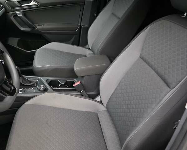 Серый Фольксваген Тигуан, объемом двигателя 2 л и пробегом 186 тыс. км за 14849 $, фото 35 на Automoto.ua