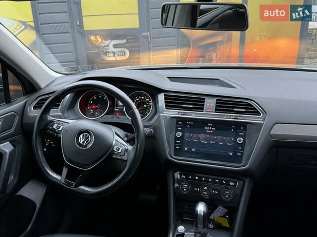 Сірий Фольксваген Тігуан, об'ємом двигуна 2 л та пробігом 62 тис. км за 21500 $, фото 4 на Automoto.ua