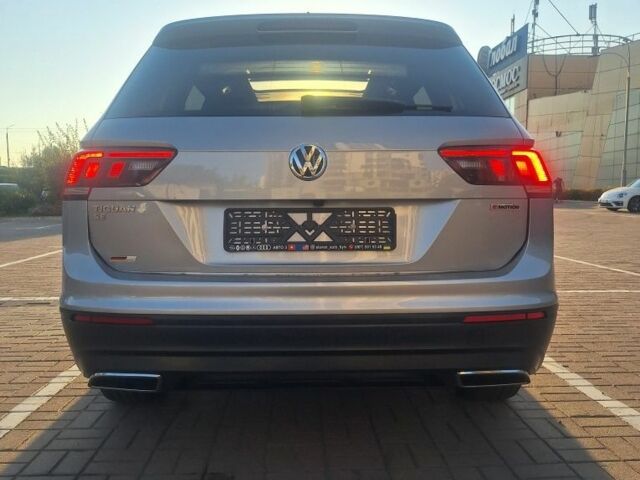 Серый Фольксваген Тигуан, объемом двигателя 2 л и пробегом 111 тыс. км за 18650 $, фото 6 на Automoto.ua