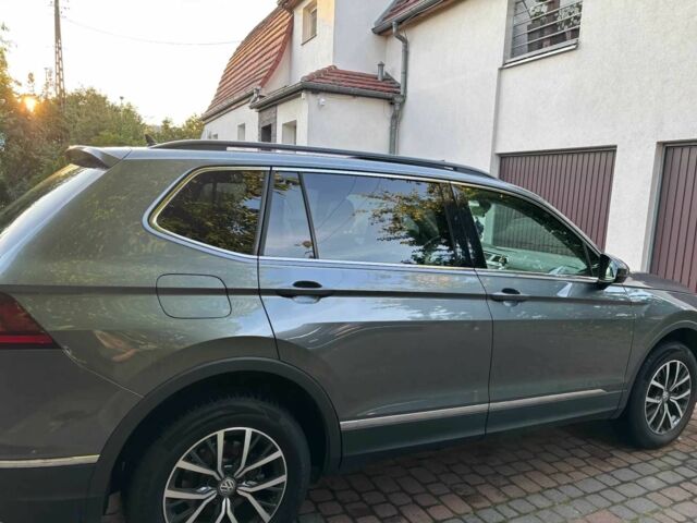 Серый Фольксваген Тигуан, объемом двигателя 2 л и пробегом 96 тыс. км за 10000 $, фото 4 на Automoto.ua